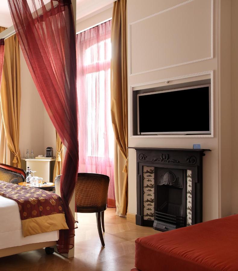 Chateau Monfort - Relais & Chateaux Milán Exterior foto A television set in a hotel room