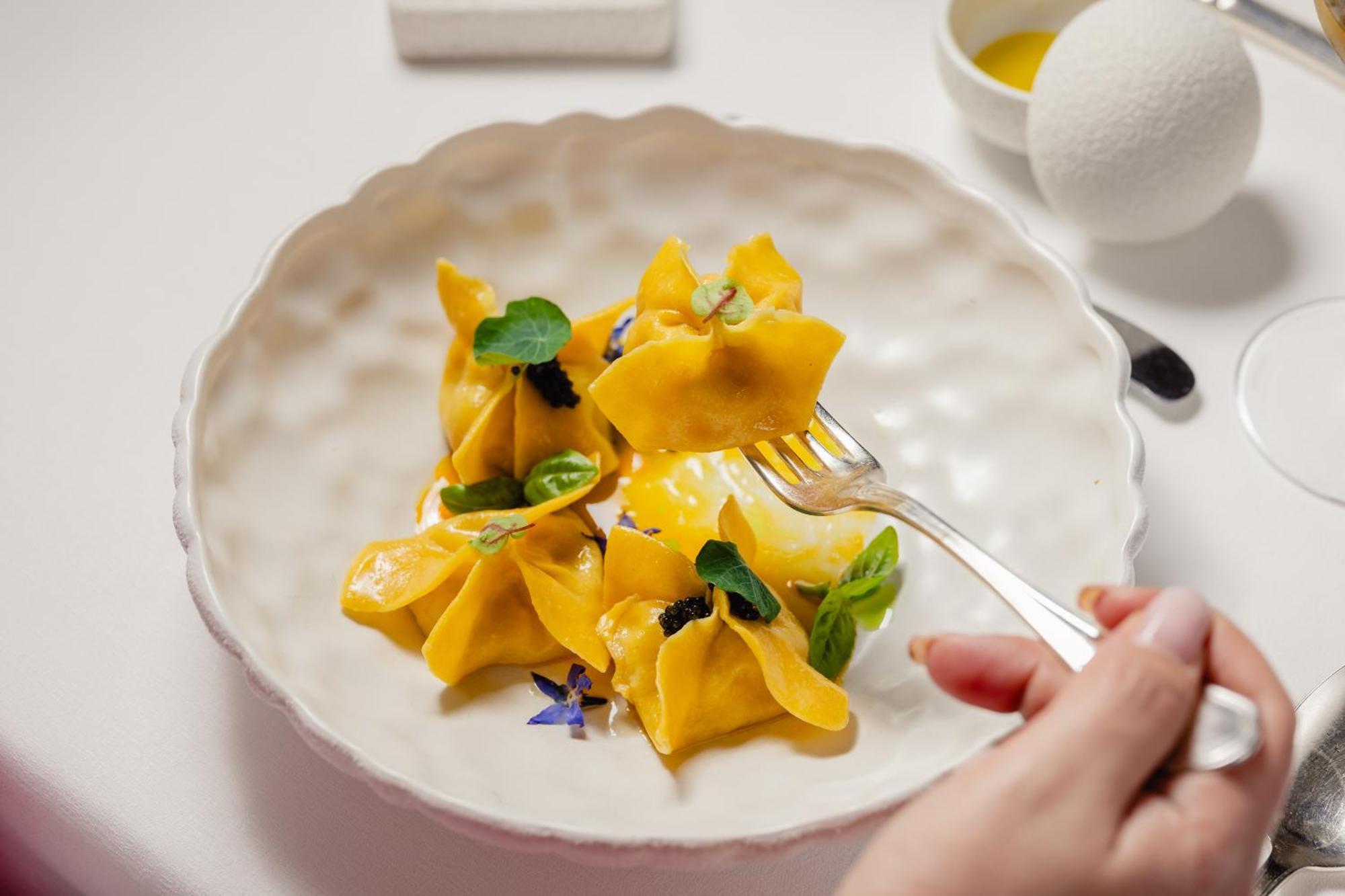 Chateau Monfort - Relais & Chateaux Milán Exterior foto A plate of ravioli