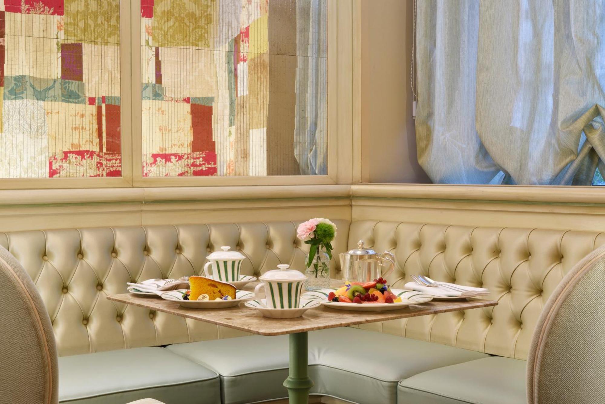 Chateau Monfort - Relais & Chateaux Milán Exterior foto A table at the Ritz