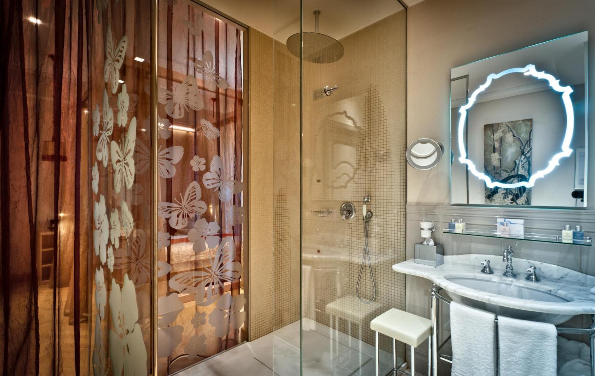 Chateau Monfort - Relais & Chateaux Milán Exterior foto A shower enclosure