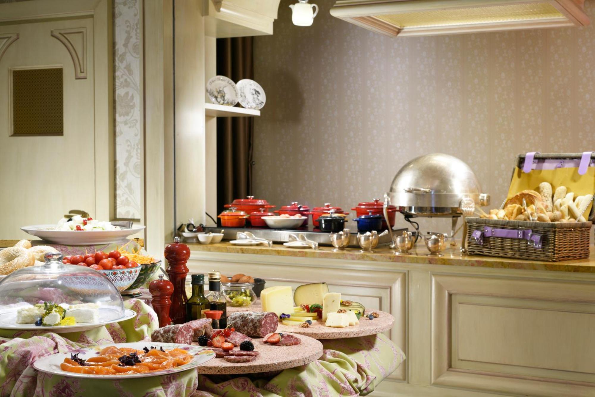 Chateau Monfort - Relais & Chateaux Milán Exterior foto A buffet at a hotel