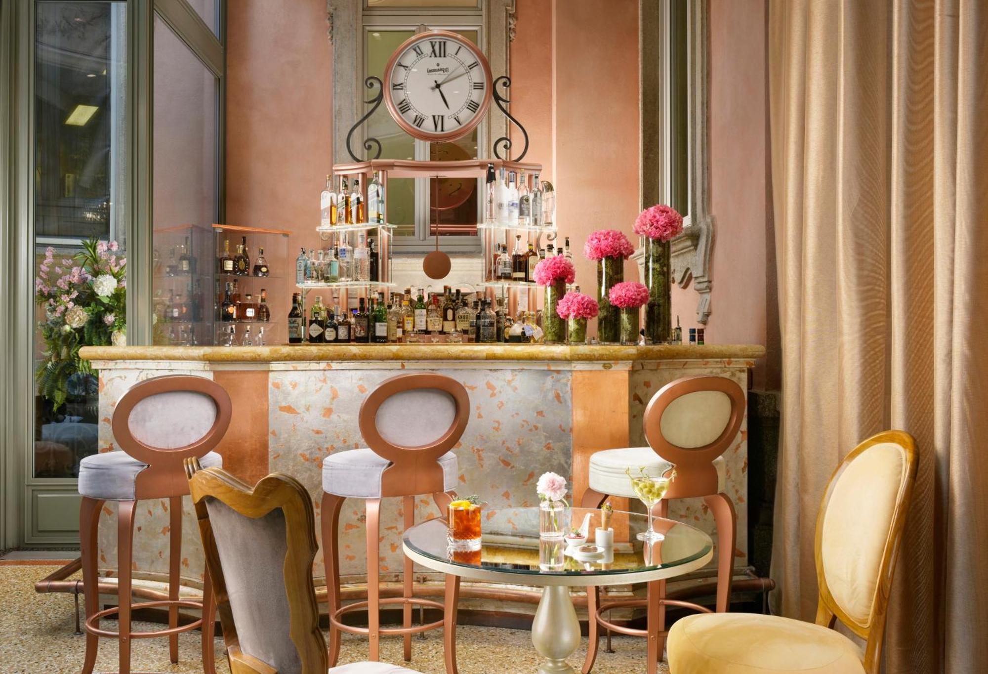 Chateau Monfort - Relais & Chateaux Milán Exterior foto The bar at the St. Regis New York