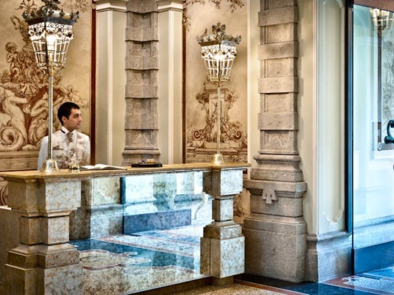 Chateau Monfort - Relais & Chateaux Milán Exterior foto A concierge at the front desk of a hotel