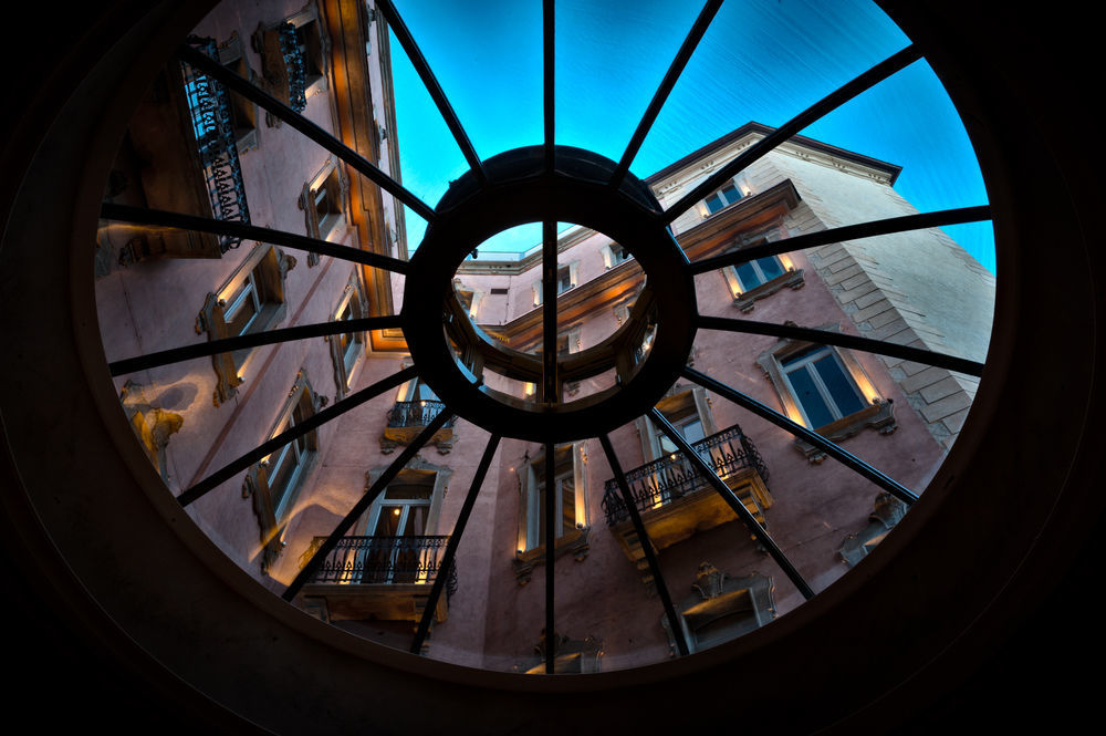 Chateau Monfort - Relais & Chateaux Milán Exterior foto The window of the staircase